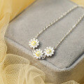 wholesale S925 Silver Gold-Plated Three Small Daisy Necklace for Women, Sweet, Niche, Fashionable, Artistic, and Elegant-0-1