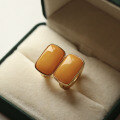 wholesale S925 silver with natural aged beeswax square ear clips, honey beeswax mustard yellow bare stone 9*14mm, rich wax texture, fashionable-0-0