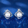 wholesale S925 sterling silver imitation pearl ear clips with four-leaf clover flowers, sweet, simple, fashionable, and elegant earrings-0-1