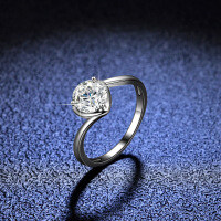 Silver D Color Moissanite Heart-Shaped Ring-1 carat (set with eight hearts and eight arrows zircon)  18 yards