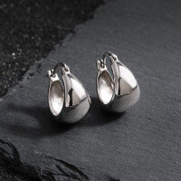 wholesale S925 sterling silver 3315 smooth U-shaped wide ear clips for women, high-end, niche, stylish, ins-inspired, versatile for commuting, silver earrings-Platinum>925 silver