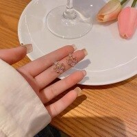 wholesale Metal material, Korean-style dazzling romantic heart earrings, luxurious design, elegant and simple, versatile peach heart, viral earrings-xb876-white gold and white diamond