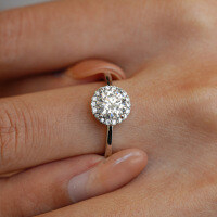 925 Silver Women's Simulated 1-Carat D Color Moissanite Four-Prong Round Halo Luxe Cluster Engagement Ring-1 carat (superior white moissanite)  Hong Kong lot number 11
