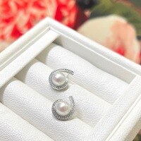 wholesale S925 Sterling Silver Minimalist Moon Embracing Pearl Earrings, Elegant and Versatile Classic Birthday Gift-Pearl earrings 925 silver