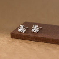 wholesale S925 Sterling Silver Light Luxury Design Korean Style Exquisite Diamond-Studded Clover Earrings M06192-S925 silver pair 925 silver
