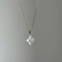 wholesale S925 Sterling Silver Relief Retro Palace Style High-End White Mother-of-Pearl Four-Leaf Clover Pendant Necklace Luxury Women's Collarbone Chain-Platinum 925 silver
