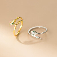 wholesale S925 Sterling Silver Fresh and Sweet Design-oriented Year of the Snake Green Diamond Rhombus Small Snake Ring R02530-S925 silver ring gold opening adjustable