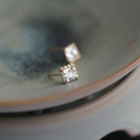 wholesale 9K Gold Exquisite Micro-Set Zirconia Elegant Small Ice Cube Minimalist Stud Earrings-9K per piece