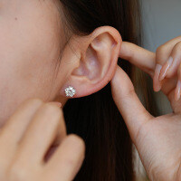 S925 Silver Snowflake Earrings Women's Simple Wedding Moissanite Gift-50 points (Moissanite)  925 silver