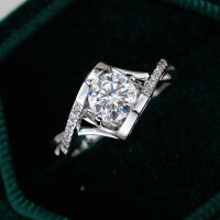 S925 Sterling Silver Moissanite Women's Twist Shank Angel's Kiss Proposal Ring-50 points (Moissanite VVS1 grade)  Hong Kong lottery number 17