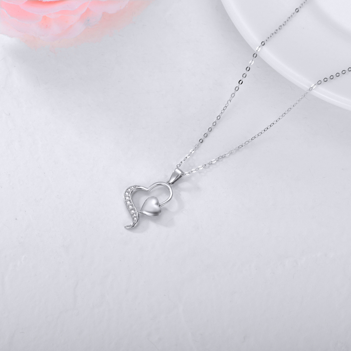 Collier en or blanc 14K avec pendentif en forme de coeur et diamants-5