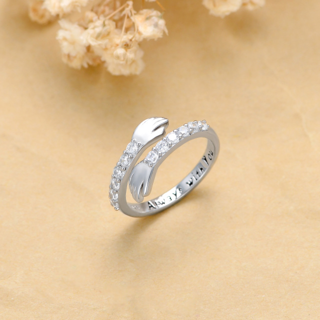 Casais amantes de zircônia cúbica em formato circular de prata esterlina abraçam anel aberto com palavra gravada-3