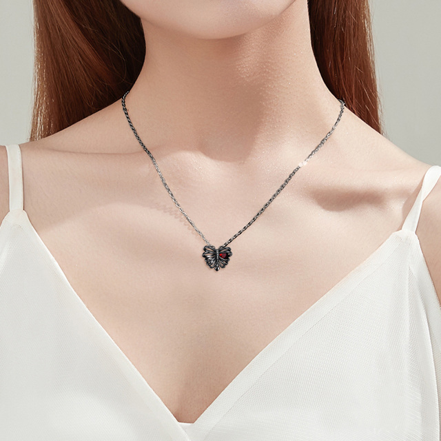 Collar con colgante de esqueleto de mariposa y circonitas en forma de corazón de plata de ley con rodio negro-1