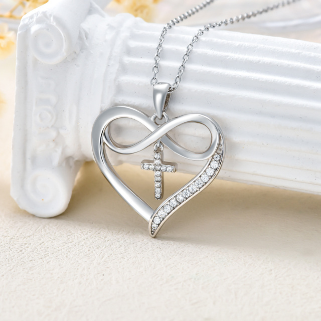 Collar de plata de ley con moissanita circular en forma de cruz y colgante de corazón-2