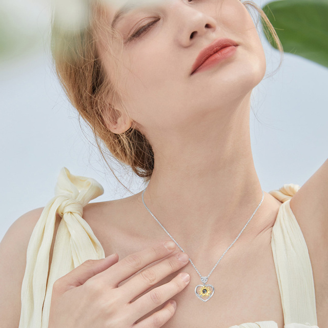 Collar con colgante de girasol y moissanita en forma de corazón de dos tonos de plata de ley-1