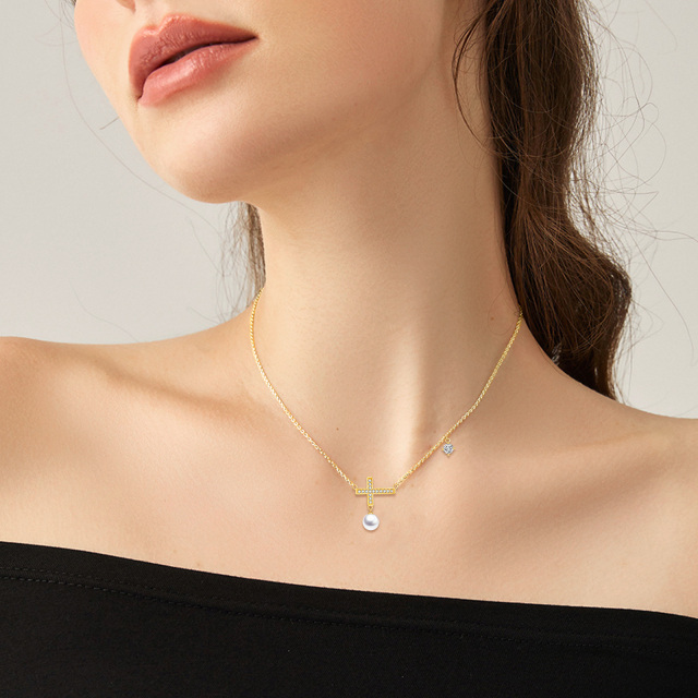 Collar de oro de 14 quilates con circonita cúbica y perla con colgante en forma de cruz-1