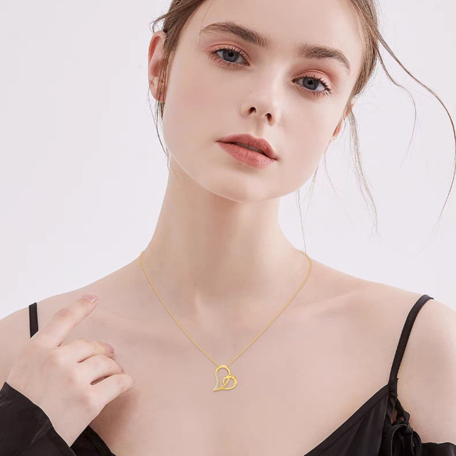 14K Gold Halskette mit kreisförmigem Herzanhänger und Zirkonia-1