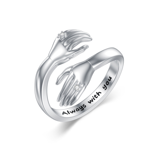 Srebrny pierścionek w kształcie koła, stworzony w laboratorium z diamentem