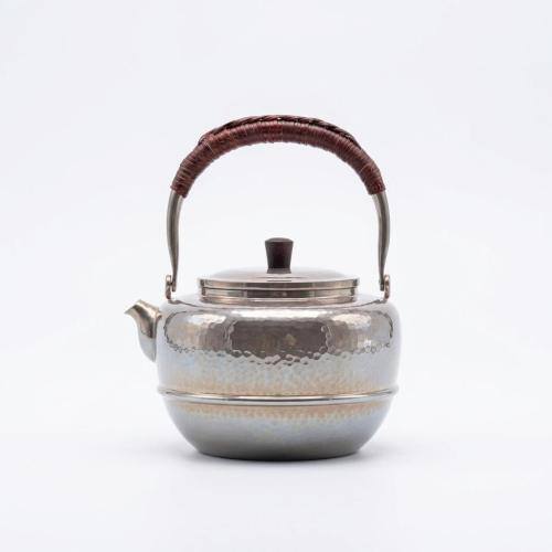 999纯银手工锤纹金属茶壶，配编织手柄和优雅弧形壶嘴