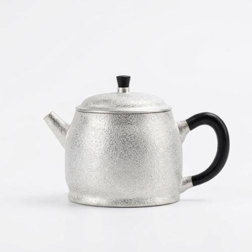 999纯银优雅手工茶壶，表面纹理丰富，黑色点缀