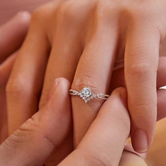 Anillo de boda de plata de ley con forma circular Moissanite grabado personalizado-2