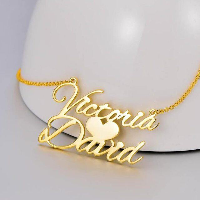 Collar Colgante Clásico Personalizado con Nombre y Corazón en Oro de 10K-3