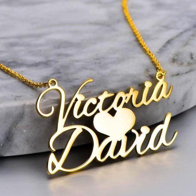 Collar Colgante Clásico Personalizado con Nombre y Corazón en Oro de 10K-5