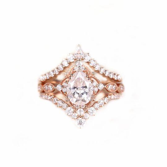 Conjunto de anel de noivado de coroa de moissanite em forma de pêra em ouro rosa 10K 1CT