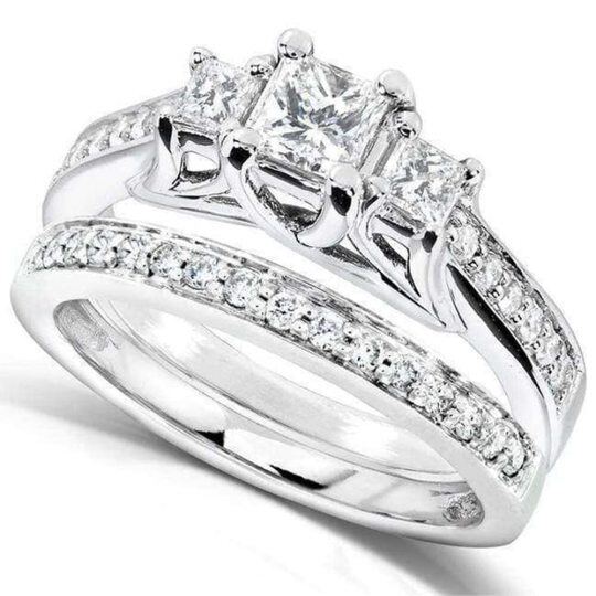 Alliance de mariage en or blanc 18 carats avec gravure personnalisée et moissanite princesse carrée