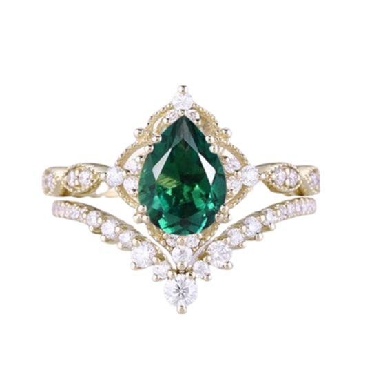 Anello di fidanzamento per coppia con incisione personalizzata con smeraldo a forma di pera in oro 10 carati da 1-1/2 carati
