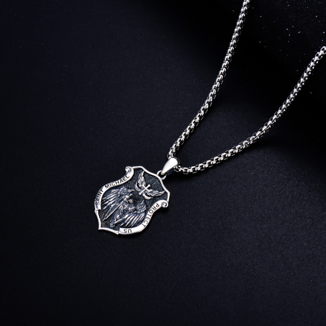 Colar com pingente de escudo de Saint Michael em prata esterlina com ródio preto com palavra gravada para homens-3