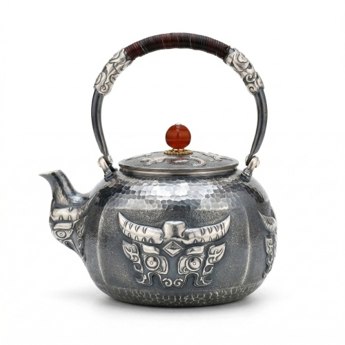 999纯银精美手工锤纹茶壶，饰以古老水牛图案和红色宝石饰品