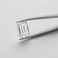 Emerald Moissanite Loose Stone - D-0.255CT Size: 2.5 x 5 cm Number of stones per carat: 4
