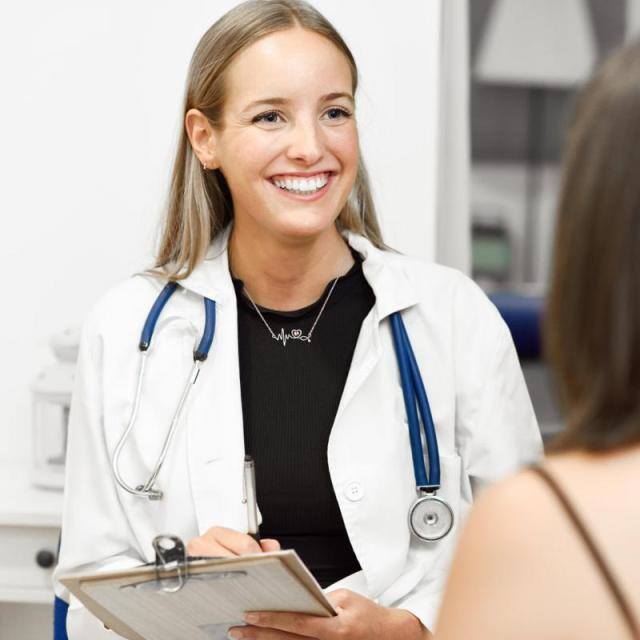 Collar de plata de ley con electrocardiograma, corazón y estetoscopio en dos tonos-2