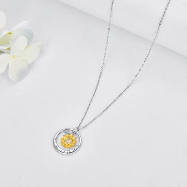 Collar con colgante de girasol de plata de ley con circonita cúbica de dos tonos y palabra grabada-3