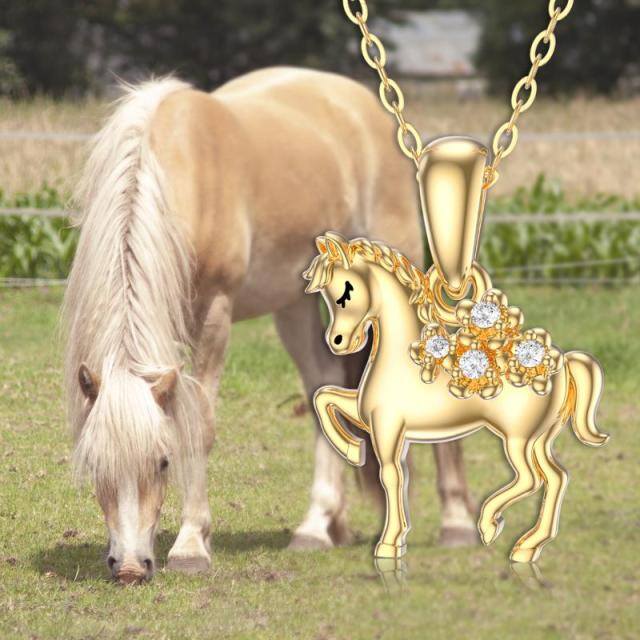 Colar com pingente de cavalo Moissanite em formato circular em ouro 14K-5