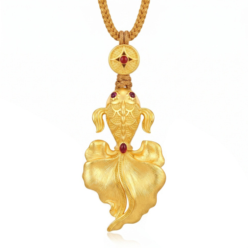 24K 精致手工鱼形吊坠，饰以红色宝石，鱼尾造型流畅优美