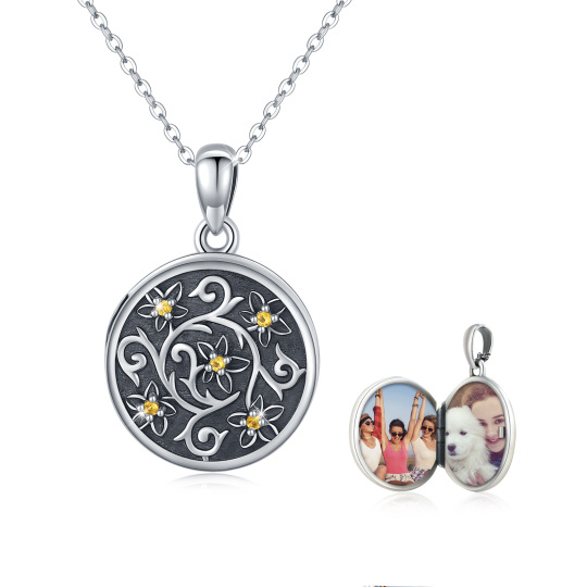 Colar redondo com medalhão de foto personalizada com flores silvestres de zircônia cúbica em prata esterlina