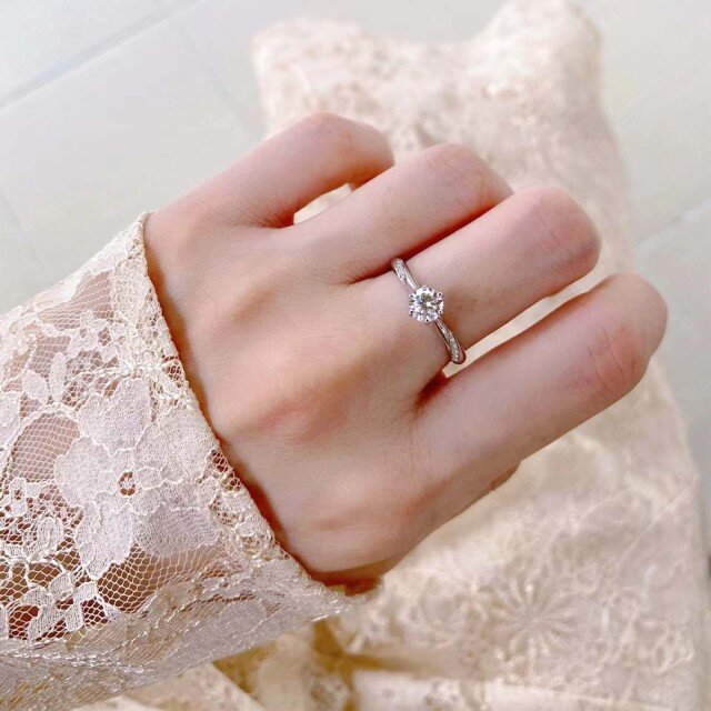 Anel de casamento clássico e de casal personalizado com diamantes redondos em ouro branco-1