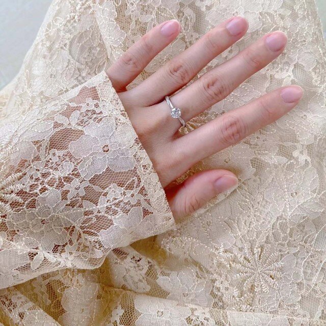 Anel de casamento clássico e de casal personalizado com diamantes redondos em ouro branco-2