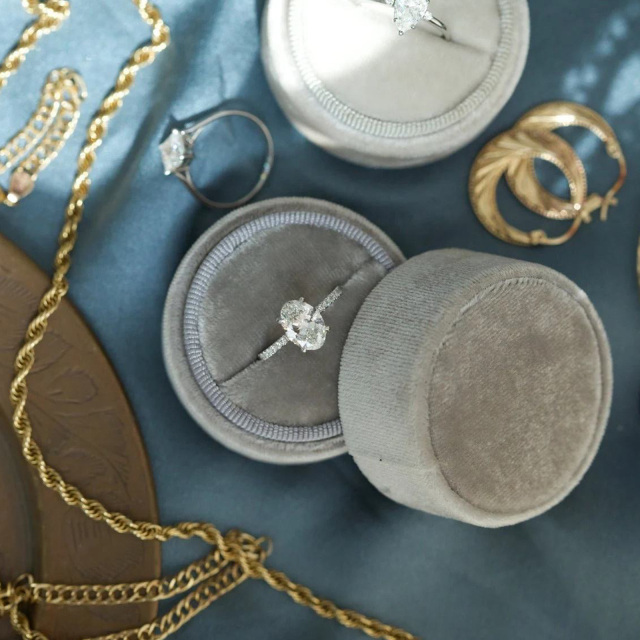 Sterling Silber mit Rose Gold plattiert Oval Moissanite personalisierte Gravur Verlobungsring-7