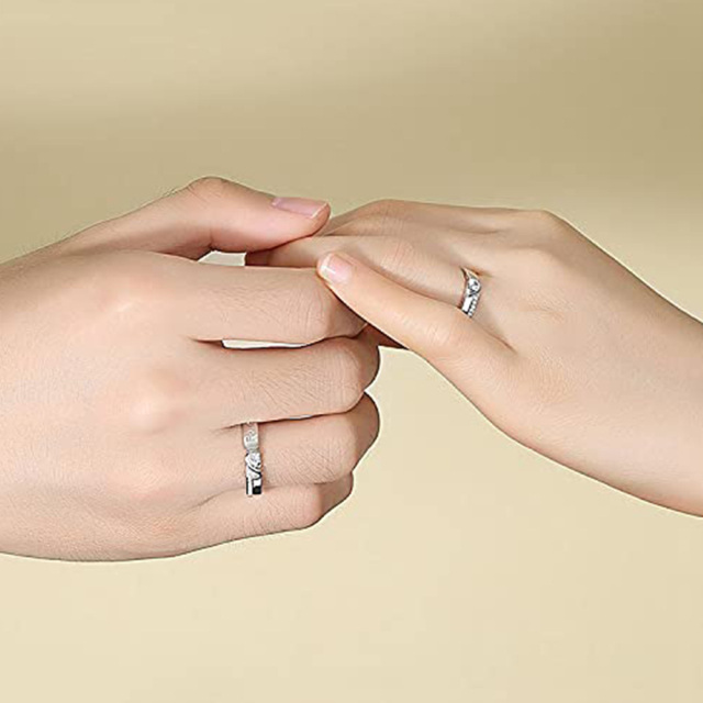 Conjunto de dois anéis de casal combinando em prata esterlina para ele e ela-2