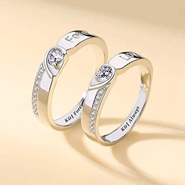 Conjunto de dois anéis de casal combinando em prata esterlina para ele e ela-3