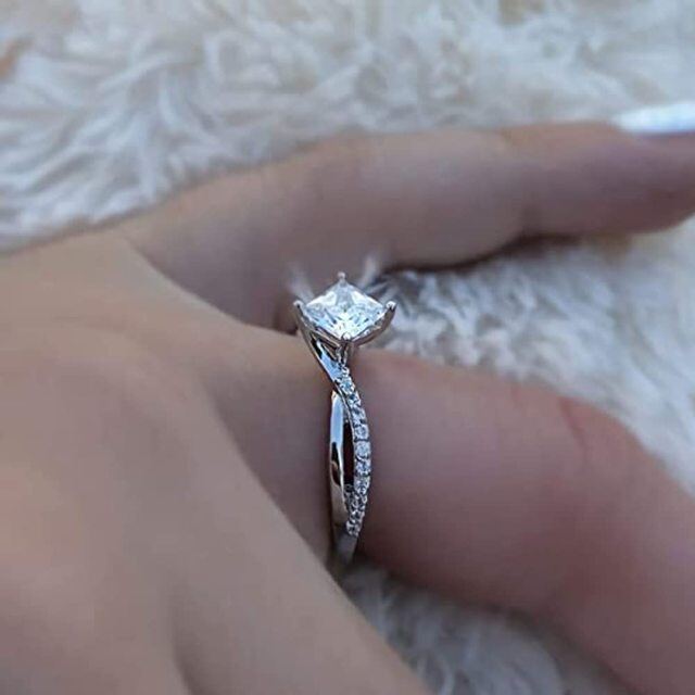 Bague de fiançailles en argent sterling avec gravure personnalisée en forme de carré de princesse et de moissanite-1