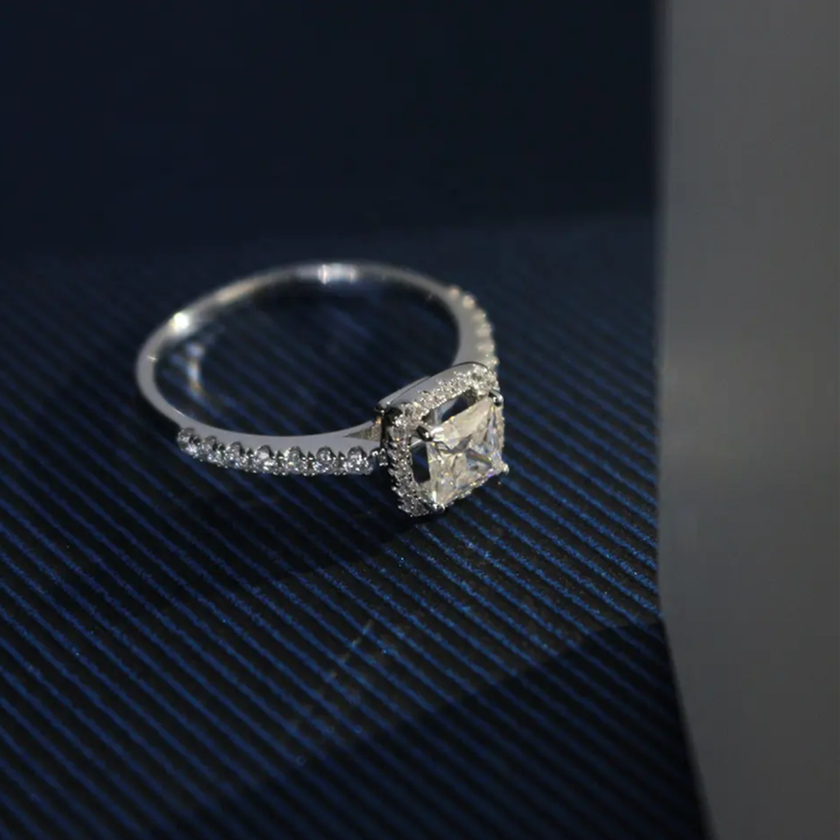 Sterling Silber Prinzessinnen-Quadrat-förmiger Moissanit-Verlobungsring mit personalisierter Gravur-5