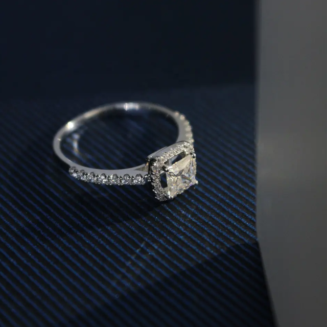 Sterling Silber Prinzessinnen-Quadrat-förmiger Moissanit-Verlobungsring mit personalisierter Gravur-4