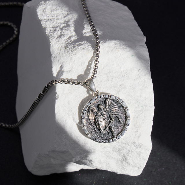 Colar de prata esterlina com pingente de moeda de São Miguel Vintage com palavras gravadas para homens-3