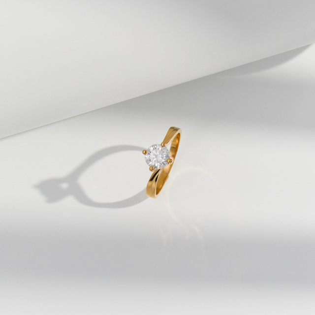 18K Gold kreisförmiger Moissanit personalisierter klassischer Name Verlobungsring-3