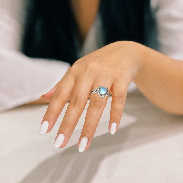 Anillo de plata de ley con forma de corazón de piedra lunar nudo celta y urna de corazón-1