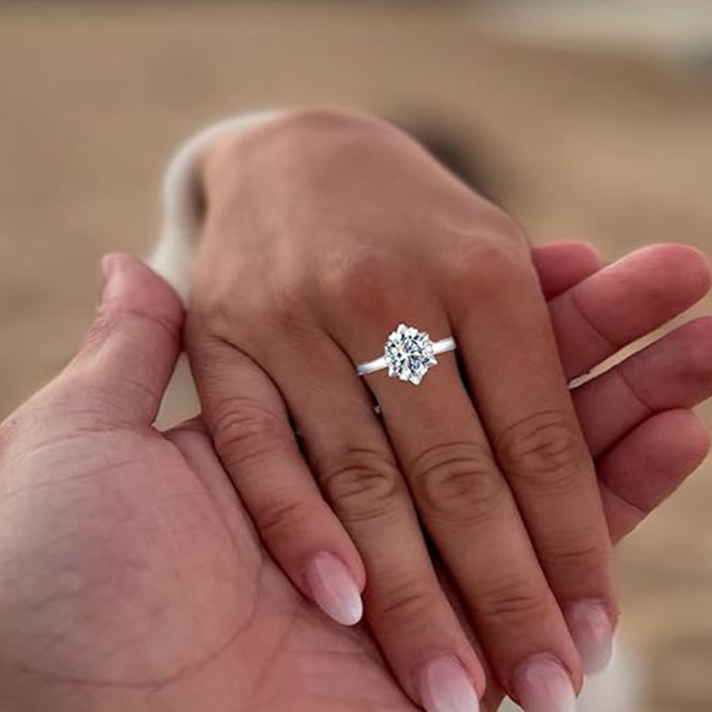 Anillo de compromiso de moissanita con forma circular de plata de ley-2